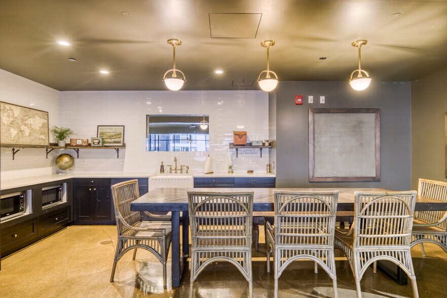 Building Photo - 676 North LaSalle Drive-GO FL3-ID440