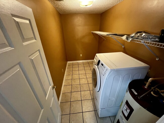 Laundry room with washing machine - 64 Island Dr