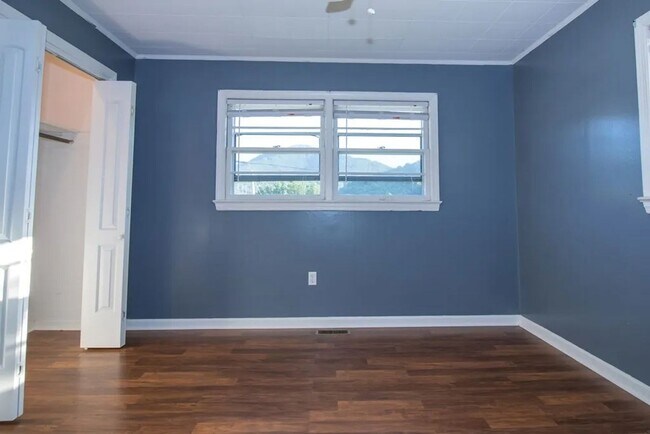 Building Photo - Spacious Home Bryson City limits