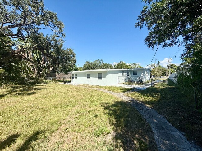 Building Photo - Four Bedroom Bradenton Rental - Large Yard