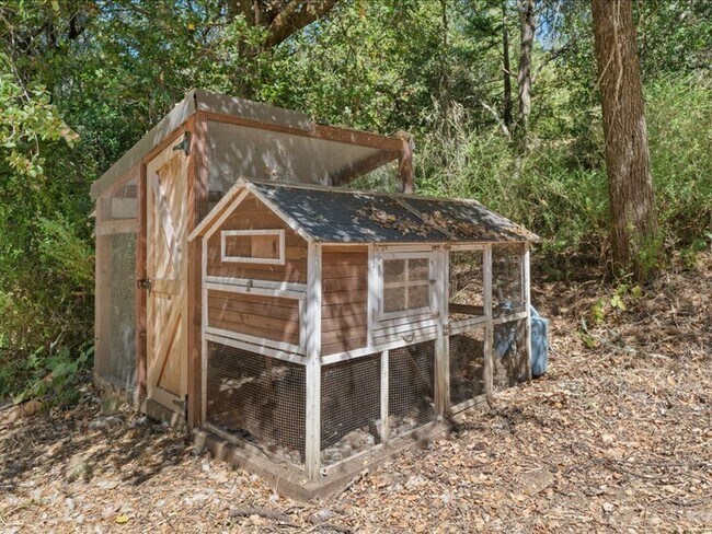 Building Photo - 910 Villa Chanticleer Rd