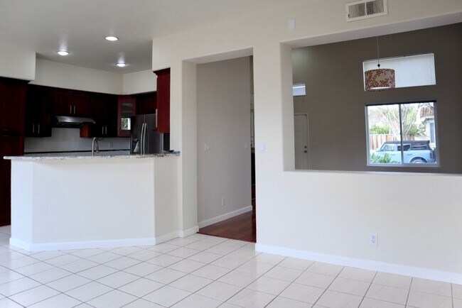 Building Photo - Beautiful 5-Bedroom Home in the Northgate ...