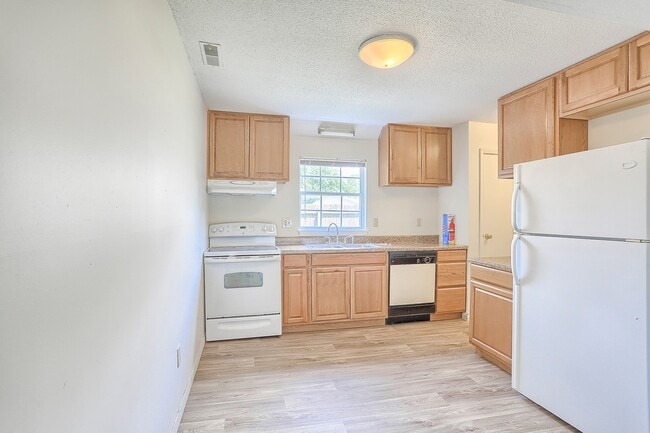 Building Photo - English Creek- Casa