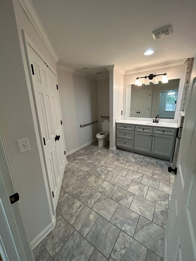 Building Photo - 3/2 Nice House in East Rome $1,895