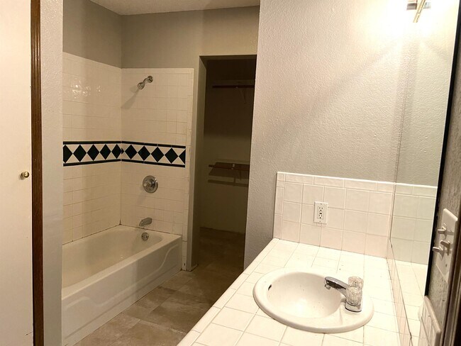 Building Photo - 1815 Nightingale Cir