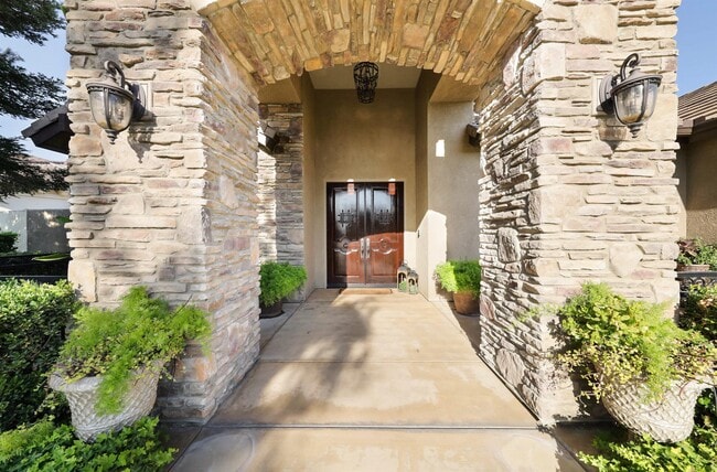 Building Photo - 2510 Tiverton Dr