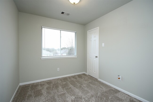 Building Photo - 527 Richcrest Dr