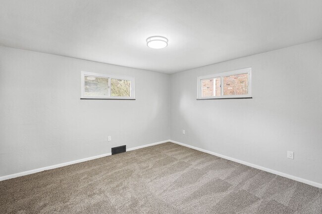 Building Photo - Stunning 3 bed, 2 bath home in East Hills available August 1!