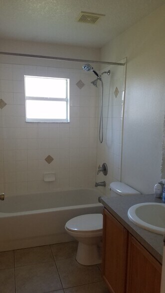 Guest/Hall bathroom - 2306 S Bumby Ave