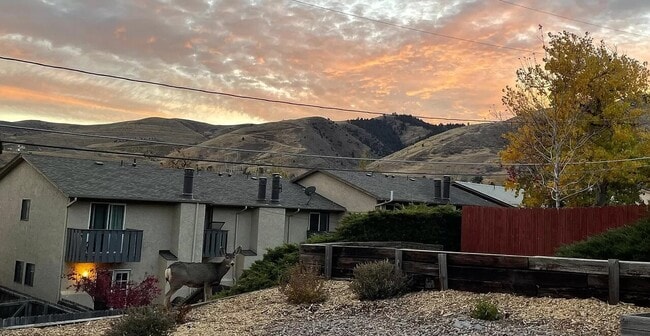 Building Photo - 18208 W 3rd Pl, Apt 1