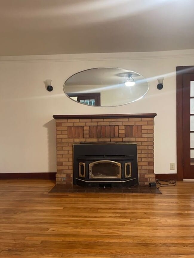 Building Photo - Spacious Craftsman Home