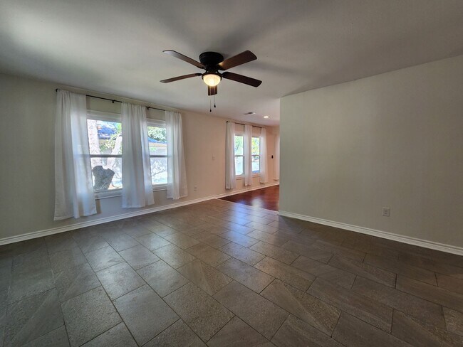 Building Photo - Craftsman Style House  Close to Downtown New Braunfels / Fridge Included/ No Carpet / Large Backy...