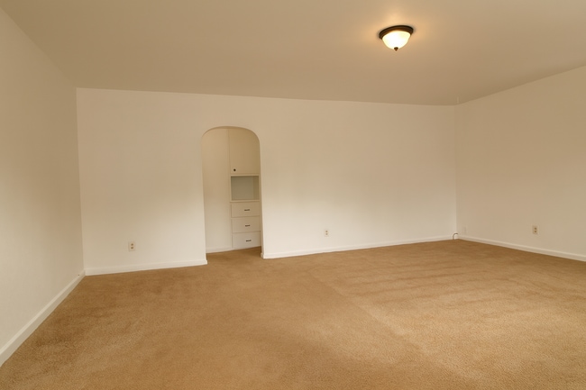 Building Photo - Comfort and Convenience in NE Bend. Pet-Friendly, 2-Bedroom Gem!