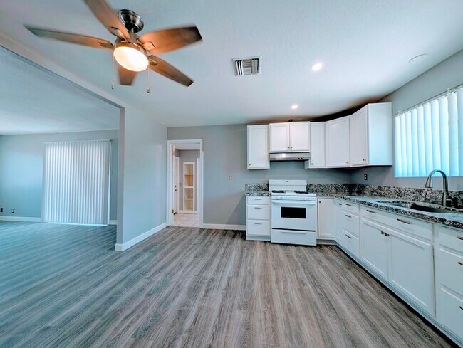 Building Photo - 4 bed with Dual master bedrooms and Solar ...