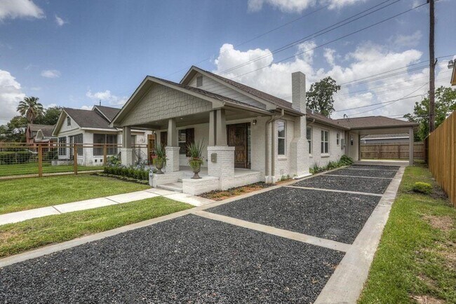 Building Photo - 2702 Rosewood St