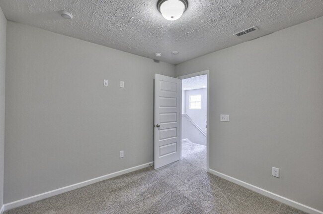 Building Photo - 1/2 OFF First Month!!...Beautiful 3 Bedroom Townhome in Manchester!