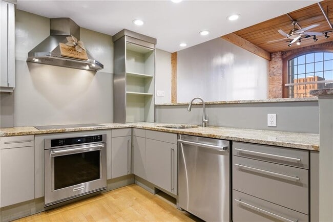 Building Photo - 555 S Water St