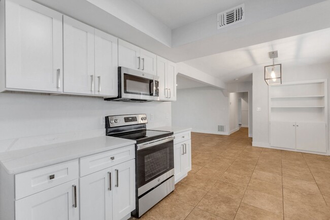 Building Photo - Modern Sarasota 3 Bedroom Home With Separa...
