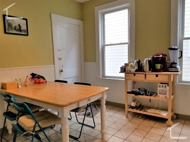 Building Photo - Spacious 3BR Near Coolidge Corner | 1,300 SF | Laundry On-Site | Cats OK | 9/1