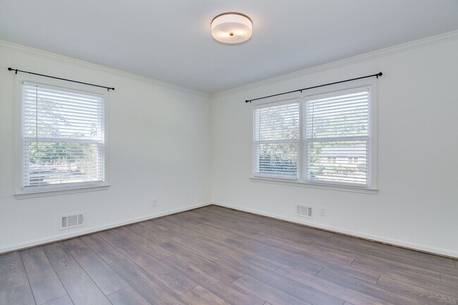 Building Photo - Southern Charm Brick Ranch Home