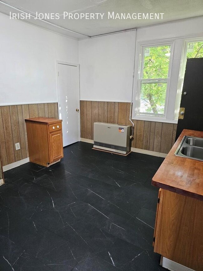 Building Photo - 175 Freund St