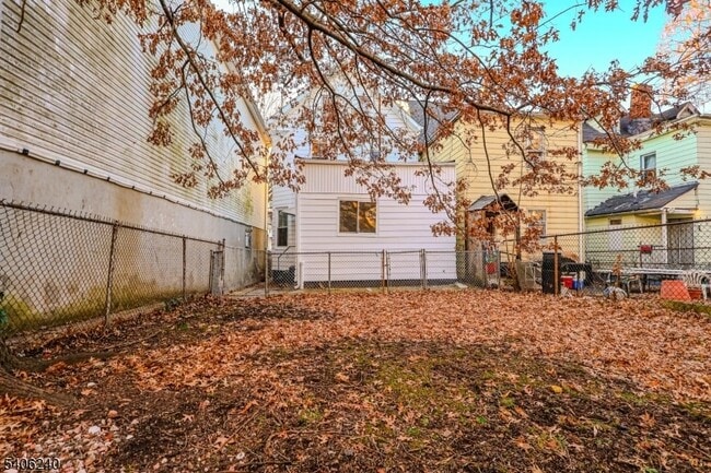 Building Photo - 106 S 11th St