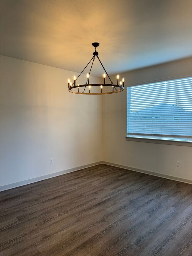 Building Photo - Ready for move-in! Spacious 4-bedroom, 3-b...