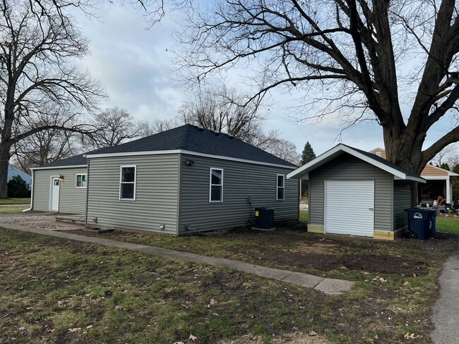 Building Photo - 622 S Woodland Ave