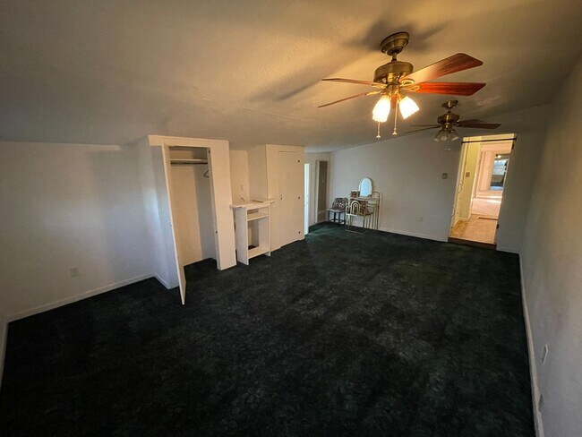 Building Photo - Paradise 3 bedroom 2 1/2 bath, large home, shop, natural landscaping.