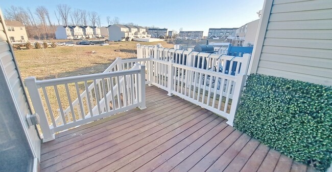 Building Photo - 3 Bed / 3-1/2 Bath Single Family Townhome