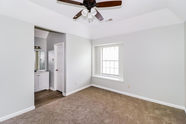 Building Photo - 6349 Valleydale Dr