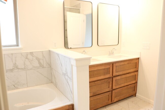 Building Photo - Brand New Home in Shawnee!