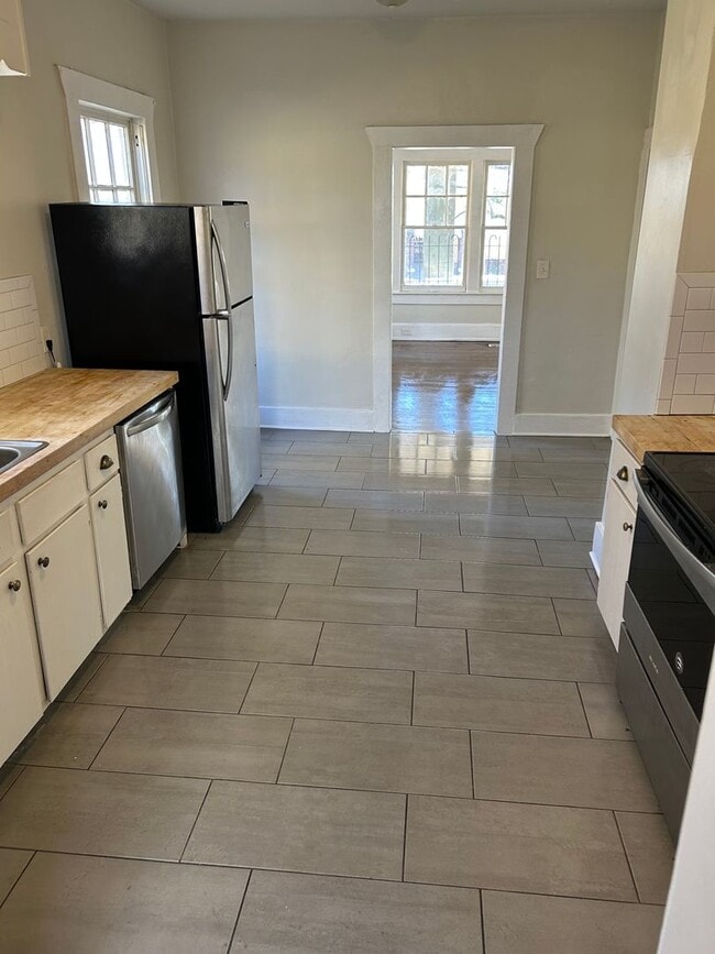 Building Photo - Newly Renovated 4 Bedroom Home / College H...