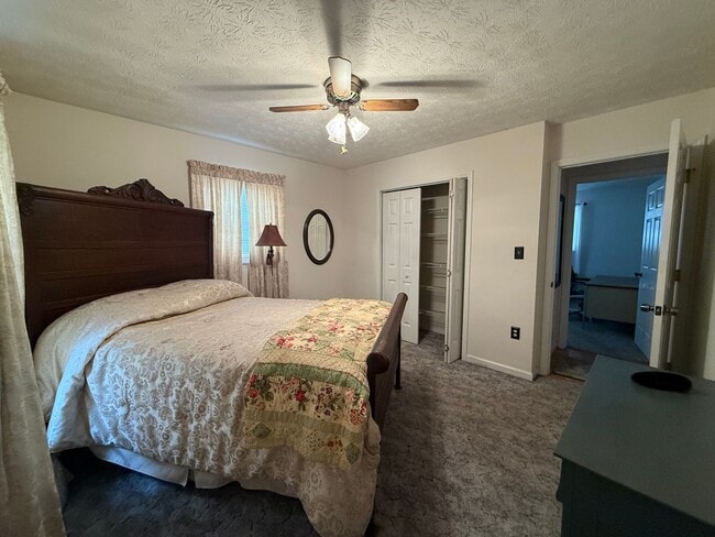 Building Photo - 3 Bedroom 2 Bathroom Fully Furnished Home ...