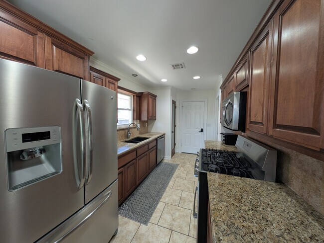Building Photo - 4626 S Maplewood Ave