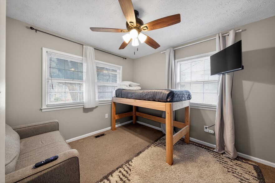 Building Photo - 534 Oak Meadow Ln