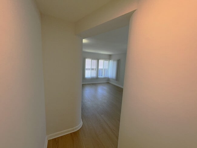 Building Photo - 855 S Oxford Ave