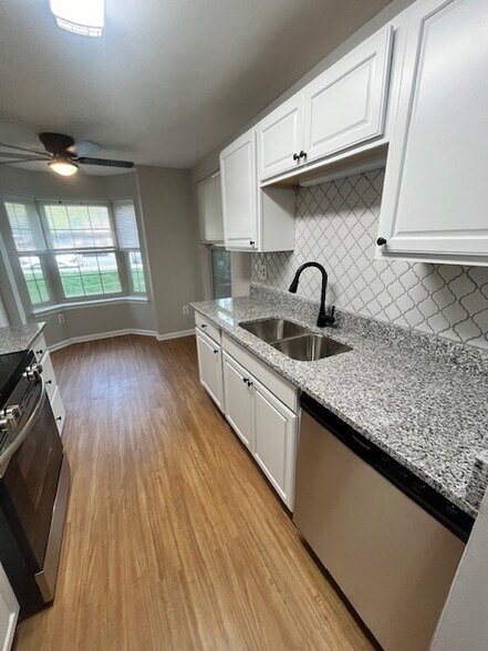 kitchen with stainless steel appliances, granite countertops - 207 Cross Pointe Ct