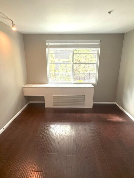 Building Photo - 1435 India St