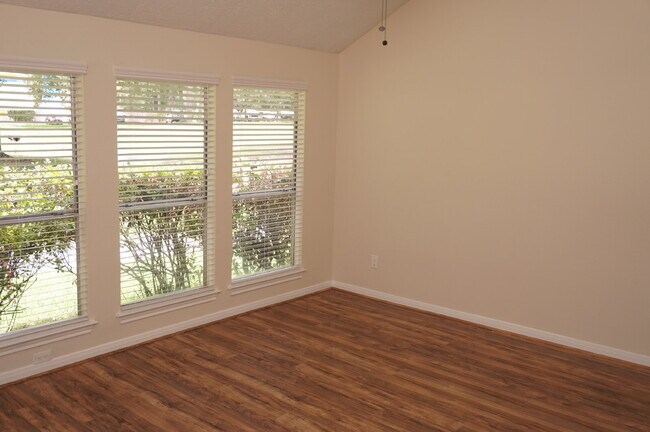 Building Photo - Enjoy this beautiful location on the 10th ...