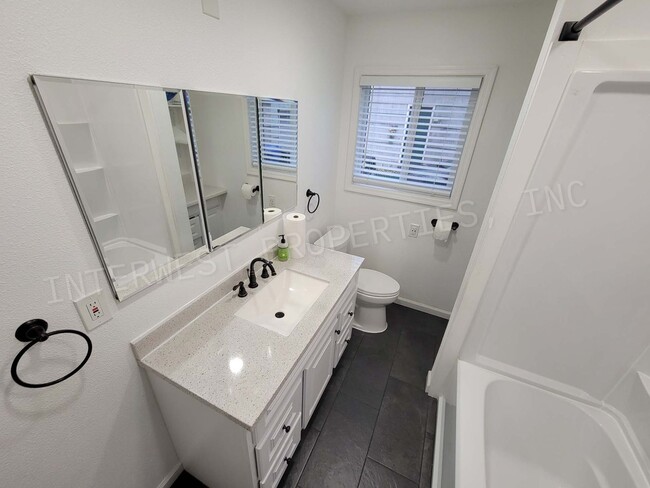 Building Photo - *RENT PROMO* 3+bd 1.5 ba Single Level West...