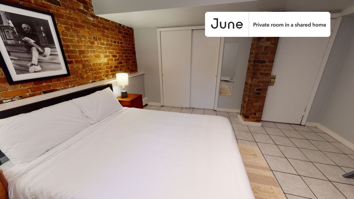 Building Photo - Private bedroom in 6 bed/2 bath Home