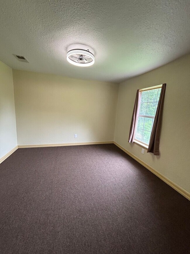 Building Photo - Remodeled 2 Bedroom Unit Off of Bert Kouns