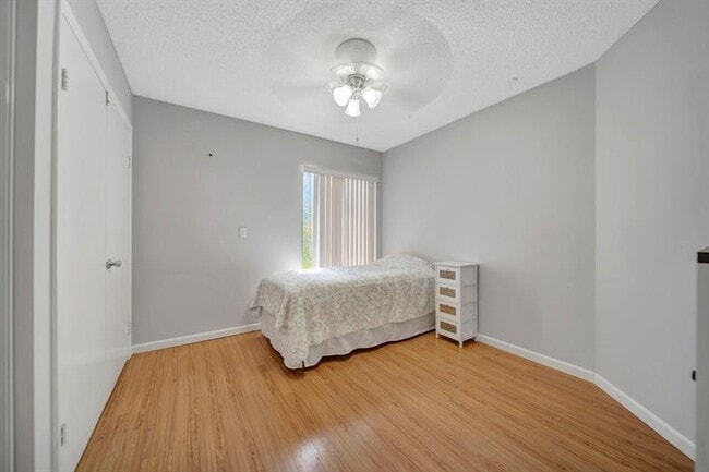 Building Photo - 9743 Saratoga Park Ct