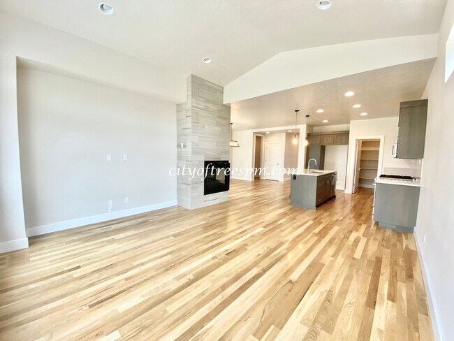 Building Photo - BEAUTIFUL 4 bed 2 1/2 Bath Located in Cent...