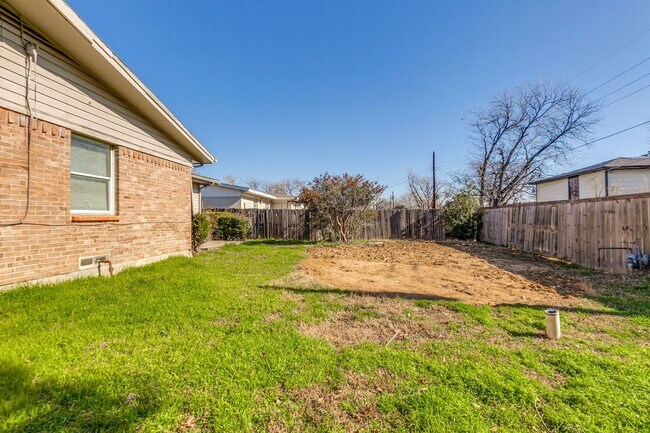 Building Photo - Spacious 4 Bed 2 Bath Home with Stainless Steel Appliacnes