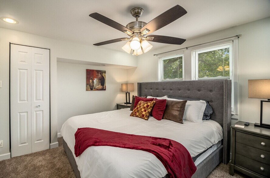 Building Photo - 327 W School St