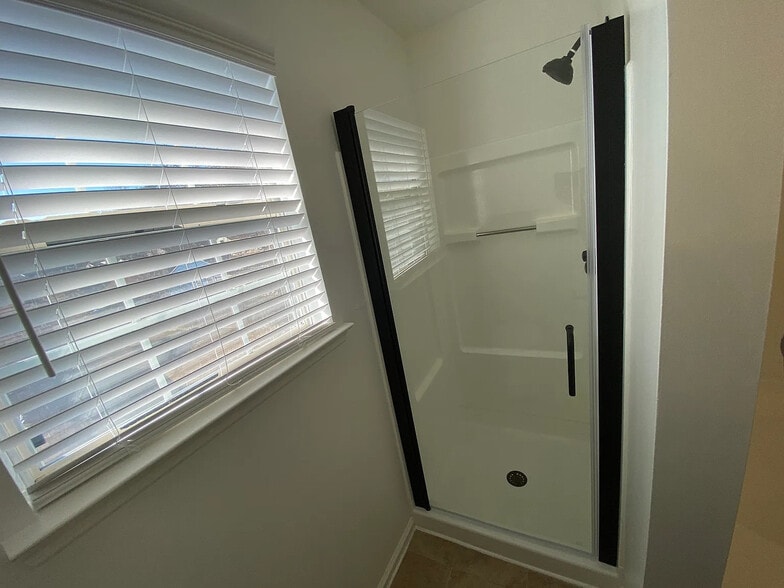 Building Photo - Room in House on Parkside Dr