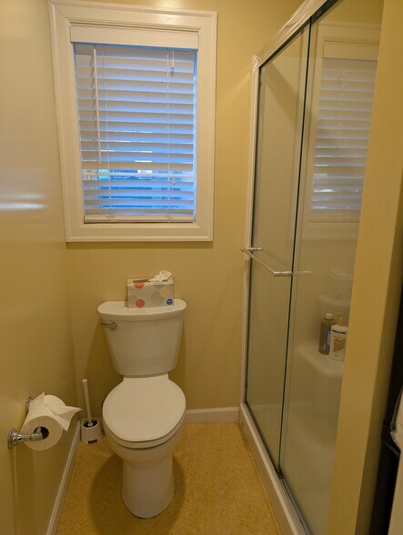Bath 2 with shower - 16715 SE Evergreen Ln