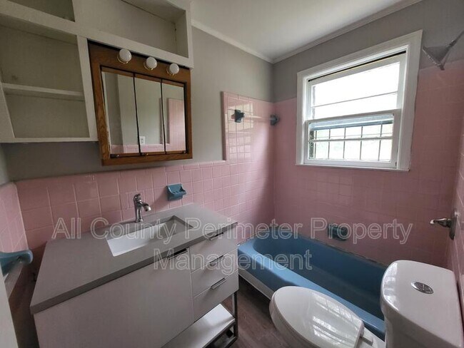 Building Photo - 490 Hall St